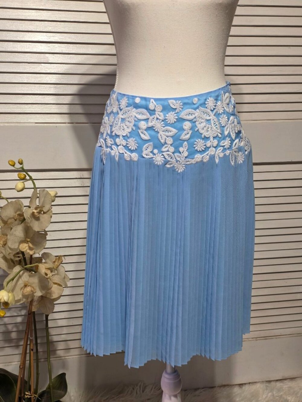 Carlisle Collection Womens Blue Pleated Embroidered White Floral Skirt Sz 4 3894 - Picture 6 of 12